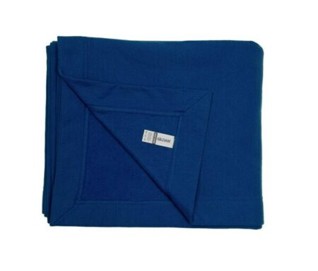 Plaid en molleton Gildan GN189 bleu marine, modèle personnalisable avec un prénom imprimé